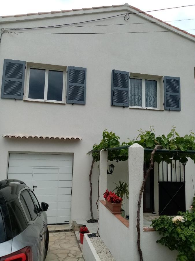 Indépendant Dans Villa, Entre Et Straphaël